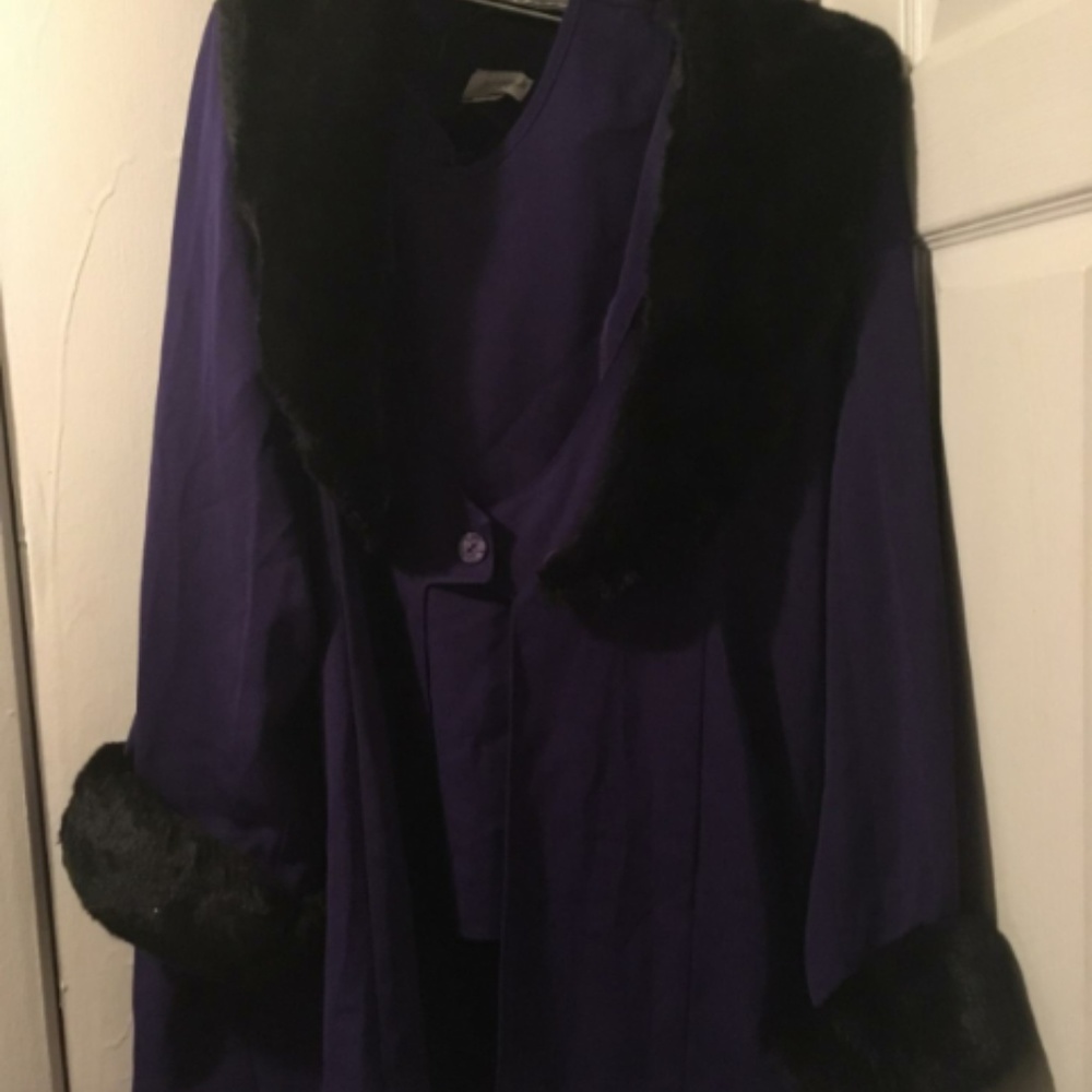Suit - Picture 4 of 8